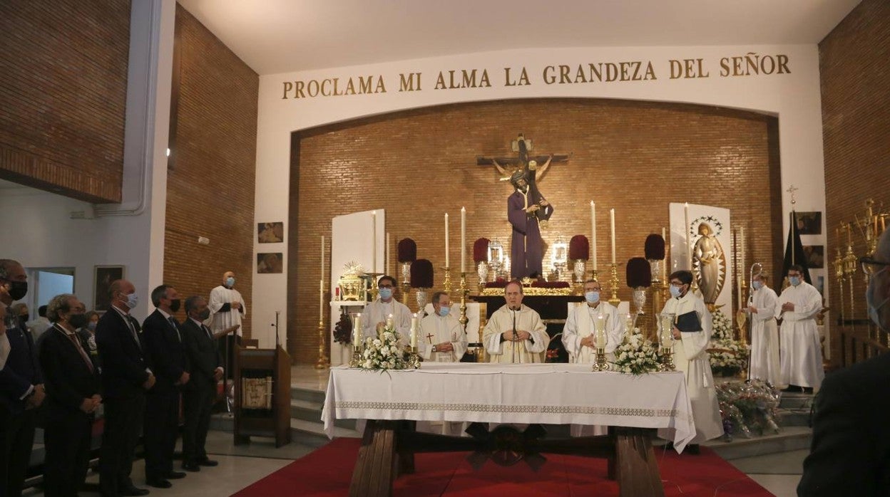 Monseñor Asenjo preside la misa ante el Gran Poder en la parroquia de la Blanca Paloma