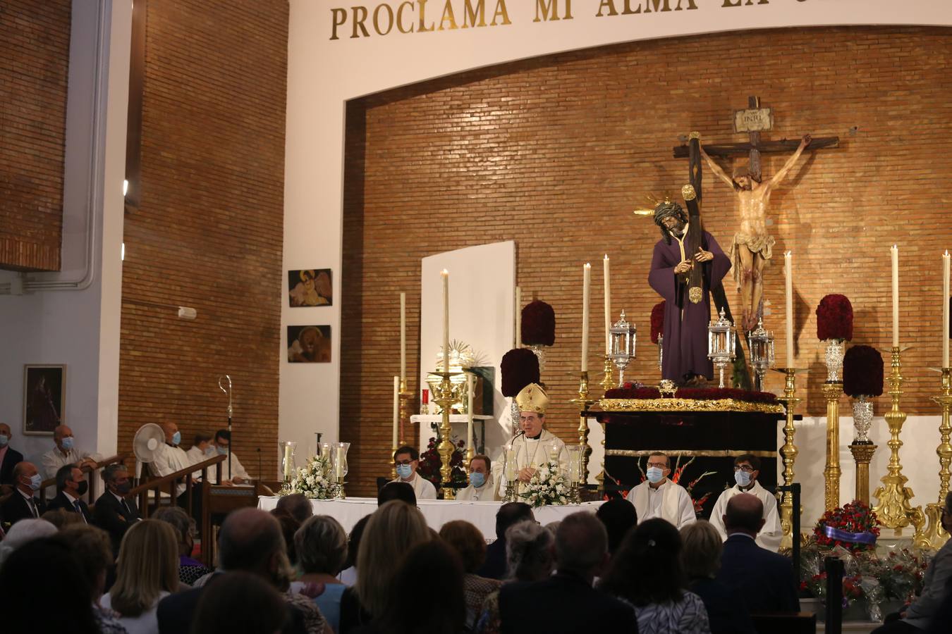 Monseñor Asenjo preside la misa ante el Gran Poder en la parroquia de la Blanca Paloma