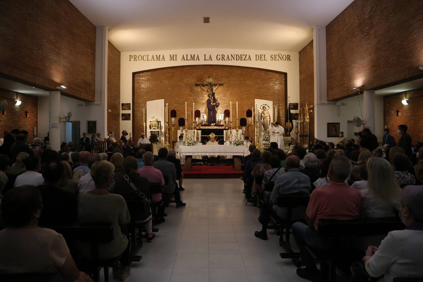 Monseñor Asenjo preside la misa ante el Gran Poder en la parroquia de la Blanca Paloma