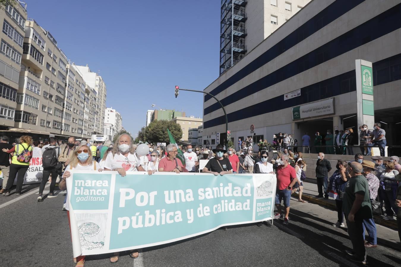 Fotos: Marea Blanca se moviliza en Cádiz por la sanidad pública