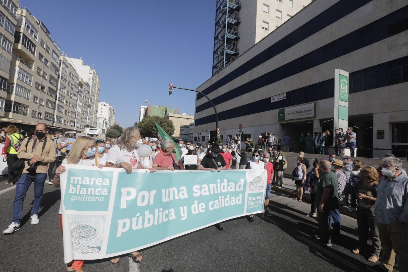 Fotos: Marea Blanca se moviliza en Cádiz por la sanidad pública