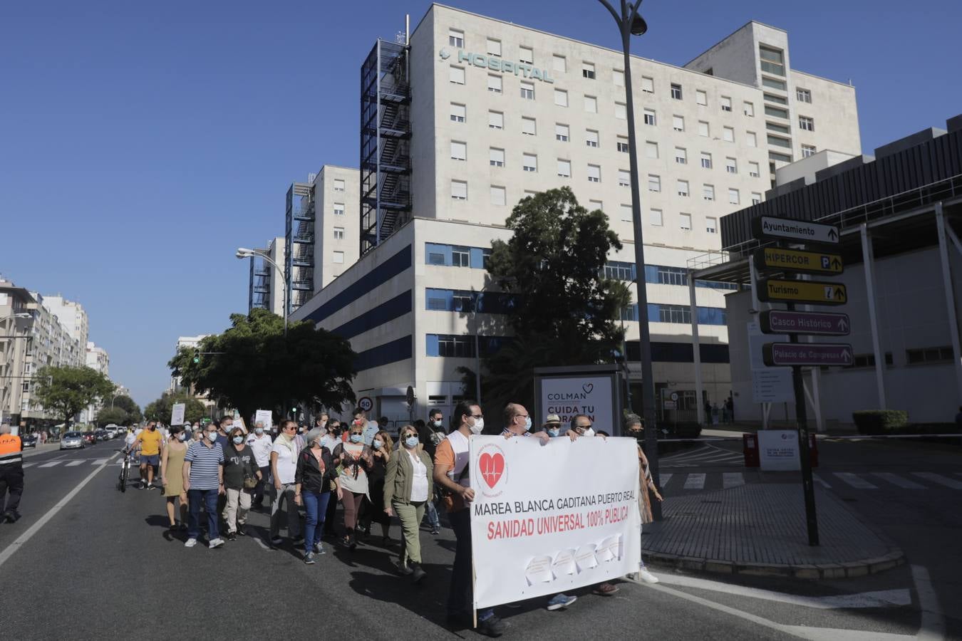 Fotos: Marea Blanca se moviliza en Cádiz por la sanidad pública