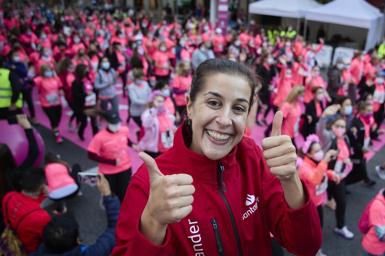 La deportista olímpica Carolina Marín ha recibido una placa conmemorativa a su trayectoria deportiva en la carrera de la Mujer. 