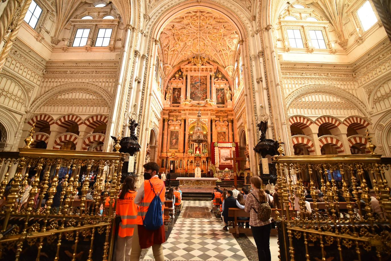 El recorrido de la Cruz de los Jóvenes por Córdoba, en imágenes