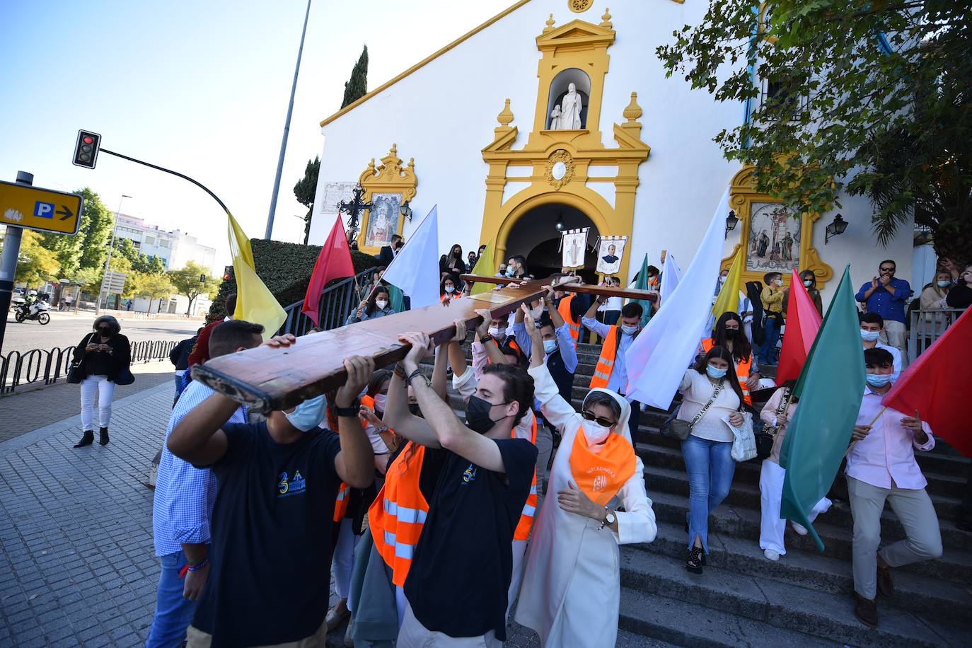 El recorrido de la Cruz de los Jóvenes por Córdoba, en imágenes