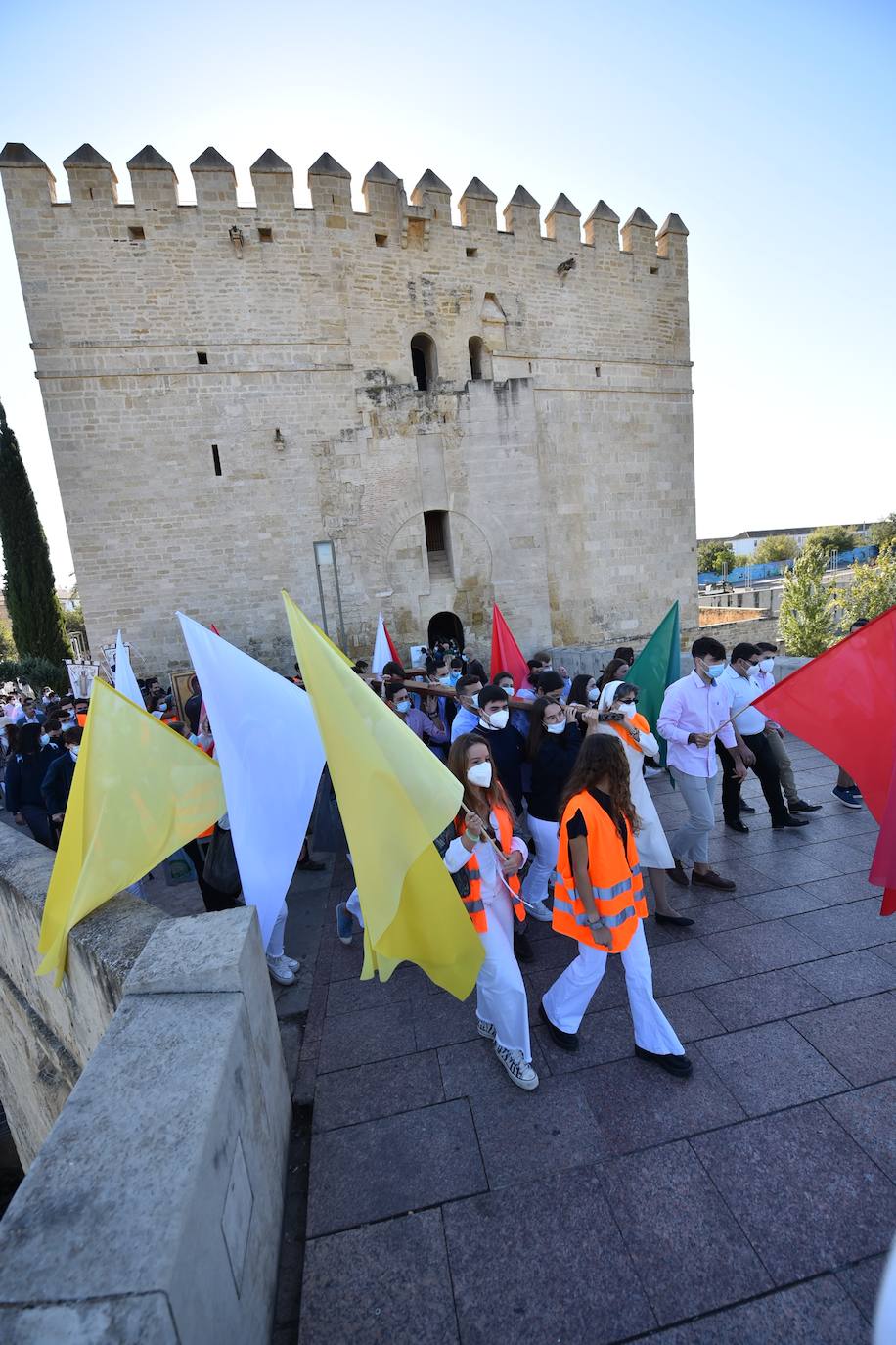 El recorrido de la Cruz de los Jóvenes por Córdoba, en imágenes