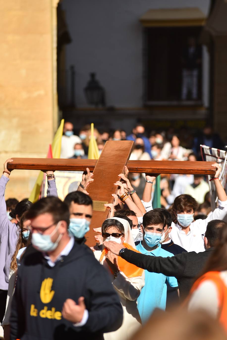 El recorrido de la Cruz de los Jóvenes por Córdoba, en imágenes