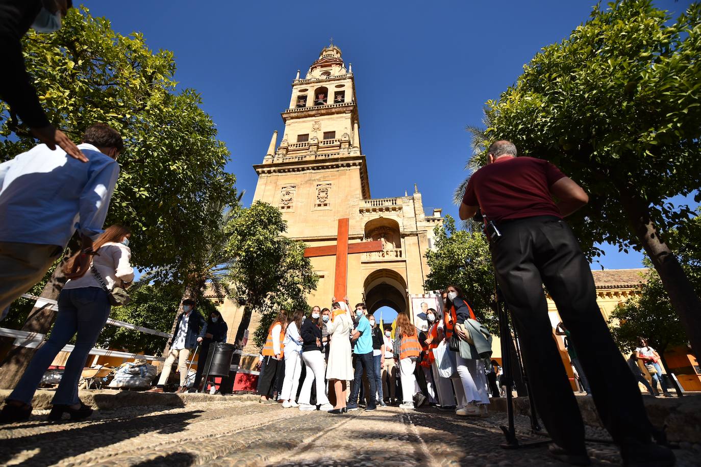 El recorrido de la Cruz de los Jóvenes por Córdoba, en imágenes