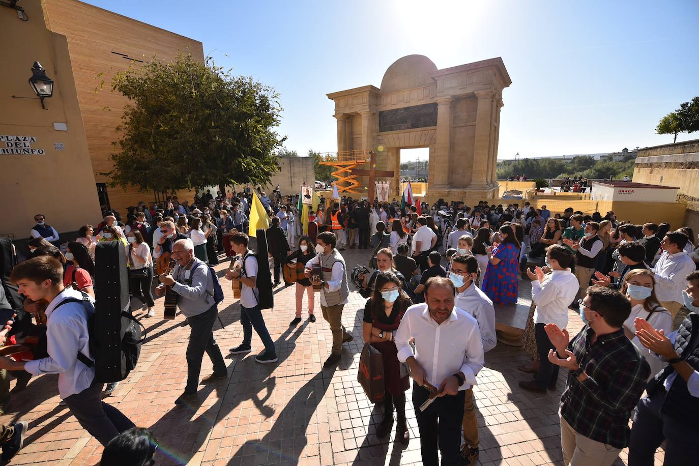 El recorrido de la Cruz de los Jóvenes por Córdoba, en imágenes