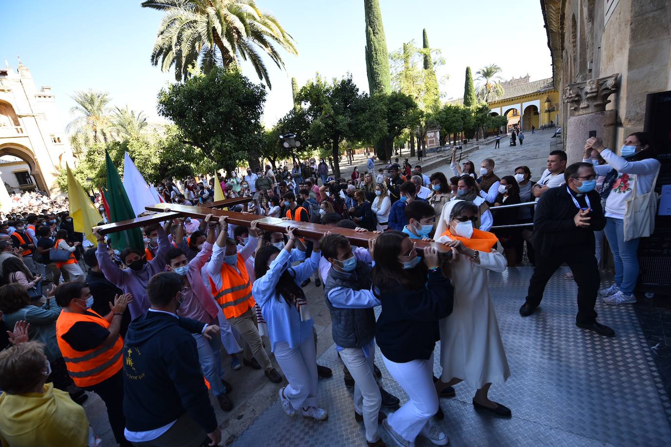 El recorrido de la Cruz de los Jóvenes por Córdoba, en imágenes