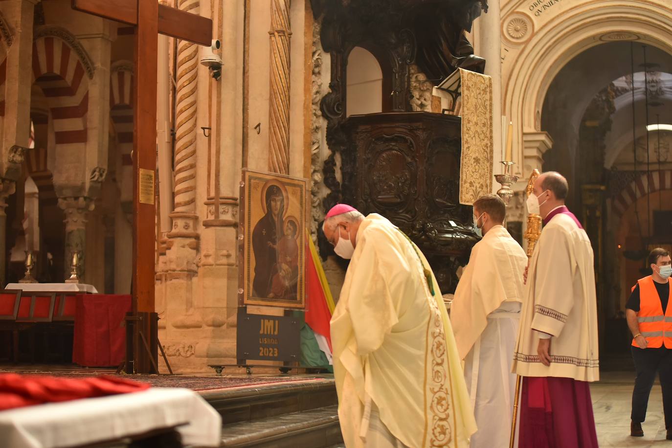 El recorrido de la Cruz de los Jóvenes por Córdoba, en imágenes