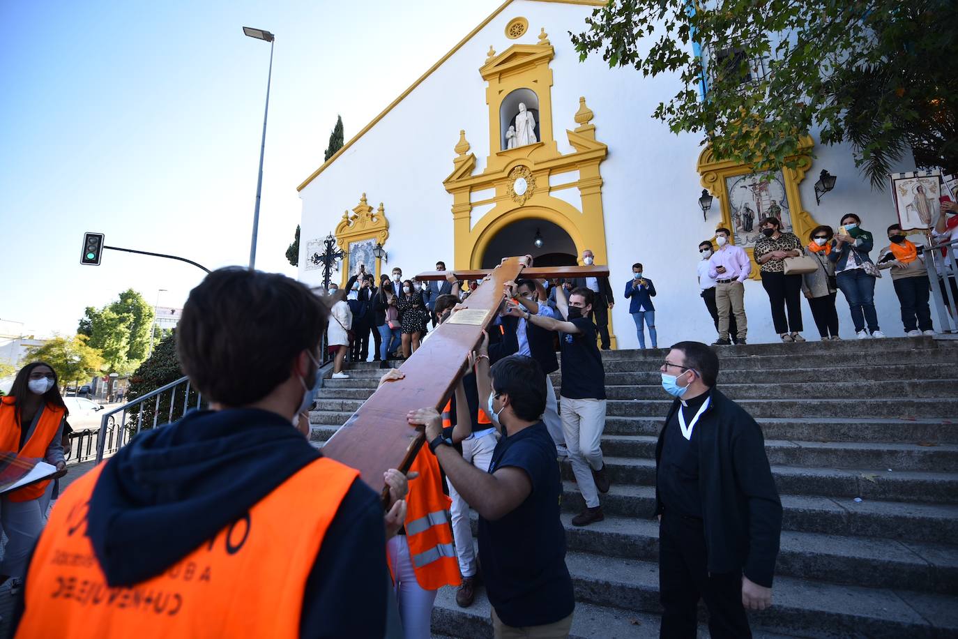 El recorrido de la Cruz de los Jóvenes por Córdoba, en imágenes