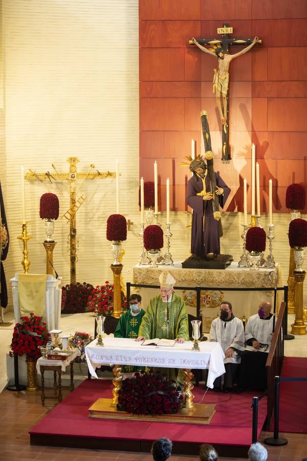 El cardenal Amigo Vallejo oficia una misa ante el Gran Poder