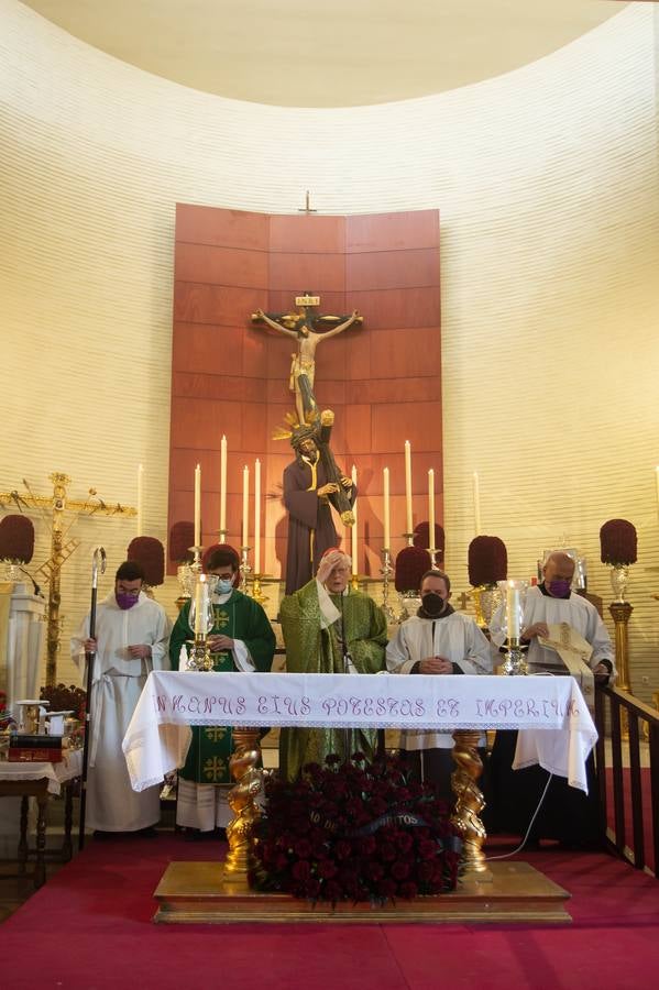 El cardenal Amigo Vallejo oficia una misa ante el Gran Poder