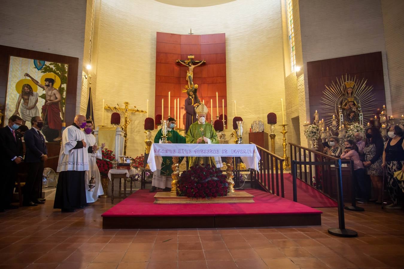 El cardenal Amigo Vallejo oficia una misa ante el Gran Poder