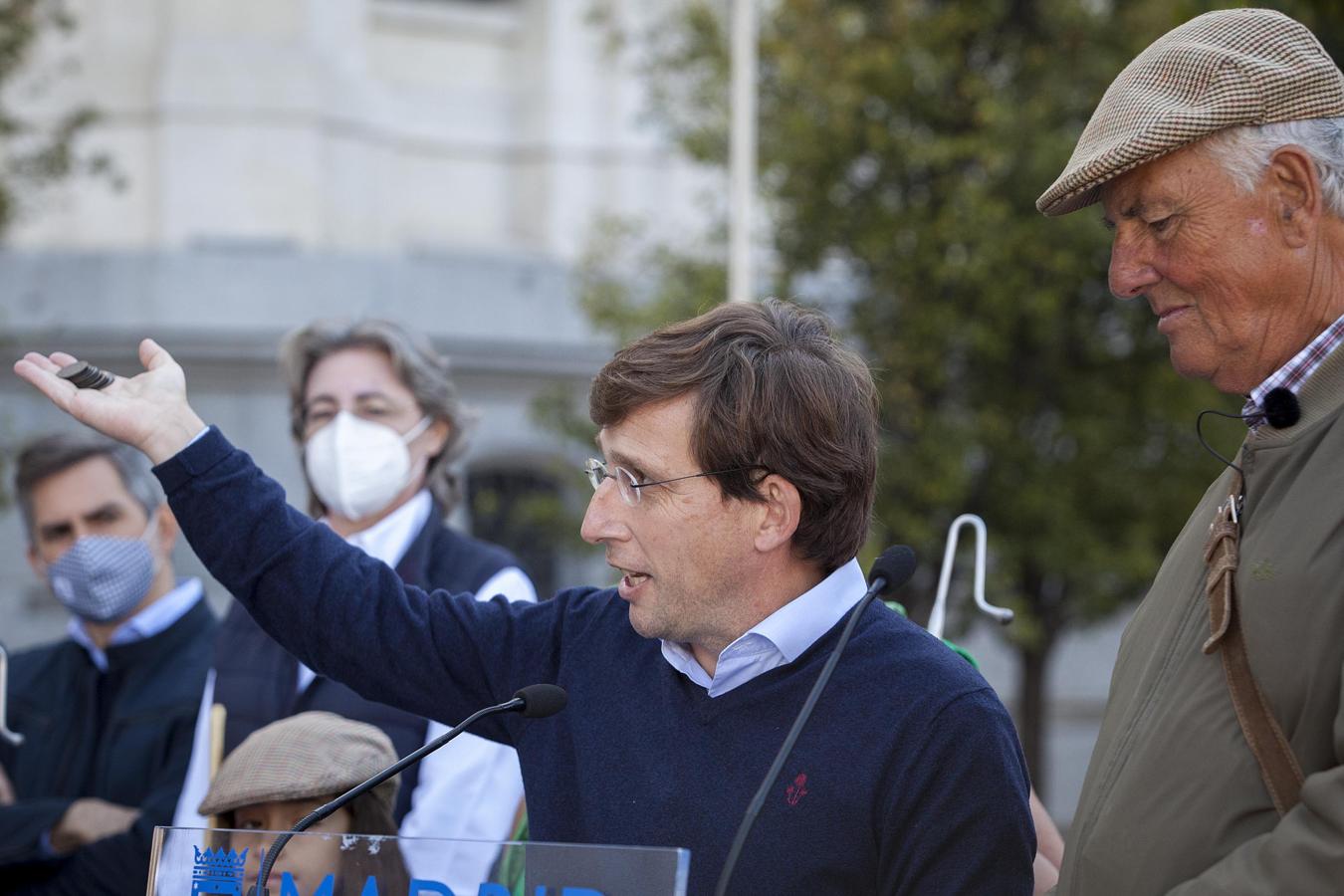 José Luis Martínez-Almeida ha dado la bienvenida a los pastores, acompañados por los mayorales, rabadanes y ganaderos y ha recibido el pago de los '50 maravedís al millar' estipulados por la Concordia de 1418 entre los Hombres y Mujeres Buenos de la Mesta y los procuradores del Concejo de la Villa. Ese era el precio que debían pagar los pastores a las autoridades por hacer uso de los senderos. 