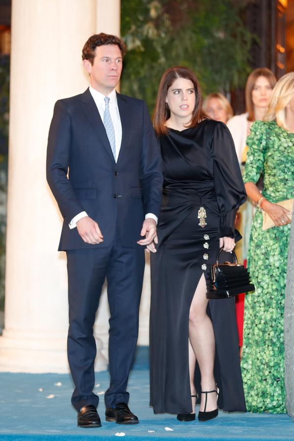 Eugenia de York y Jack Brooksbank. Hizo del negro su elección con un vestido satinado en el que la gran abertura lateral se hacía con toda la atención.