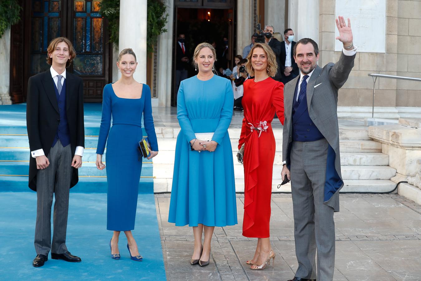 Nicolás de Grecia con Tatiana Blatnik junto a Theodora y Olympia de Grecia. Se decantaron por diseños que, aunque poseían colores diversos, tenían un corte similar en el que no faltaban los volantes y drapeados.