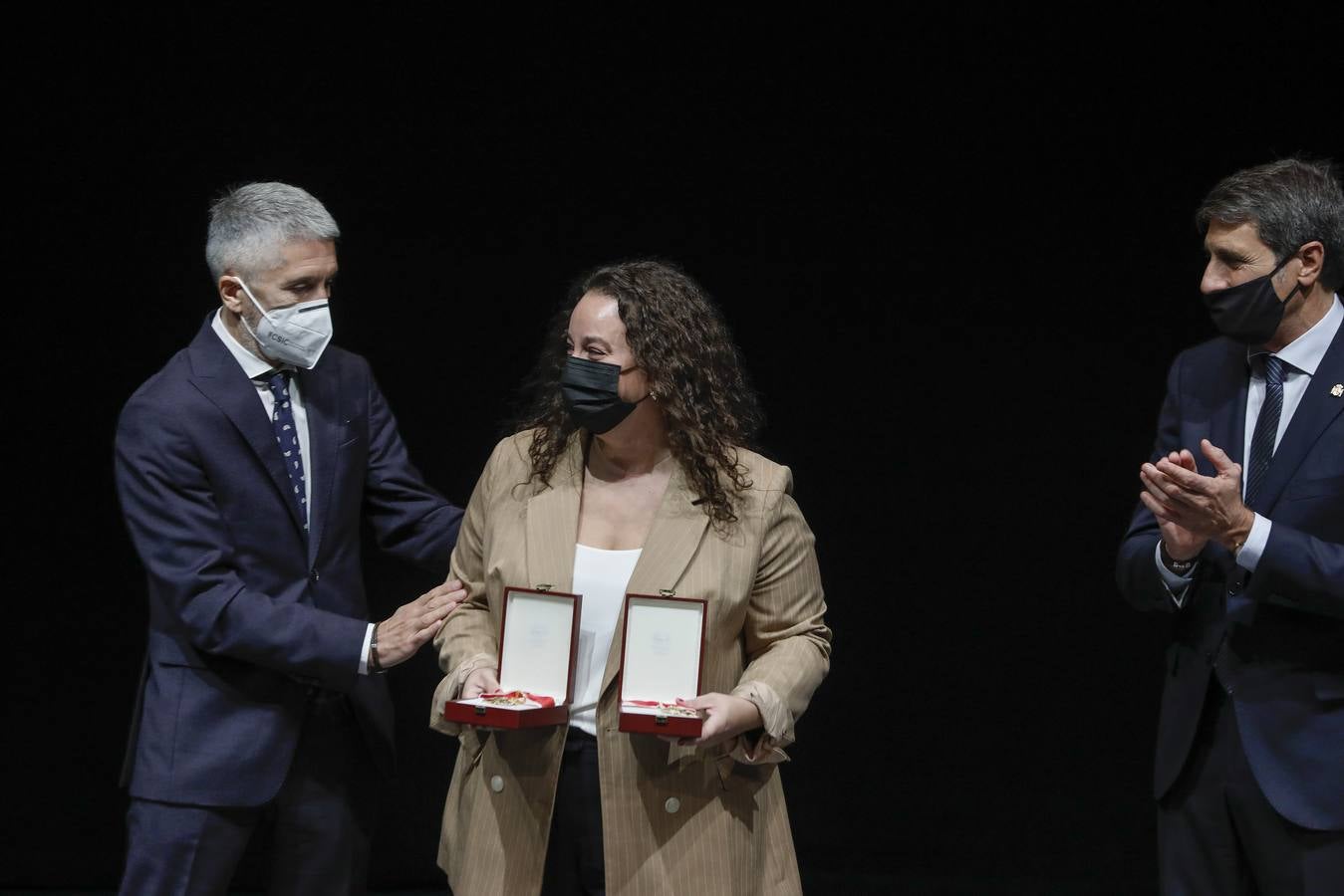 Grande-Marlaska entrega  condecoraciones a las víctimas del terrorismo en Sevilla