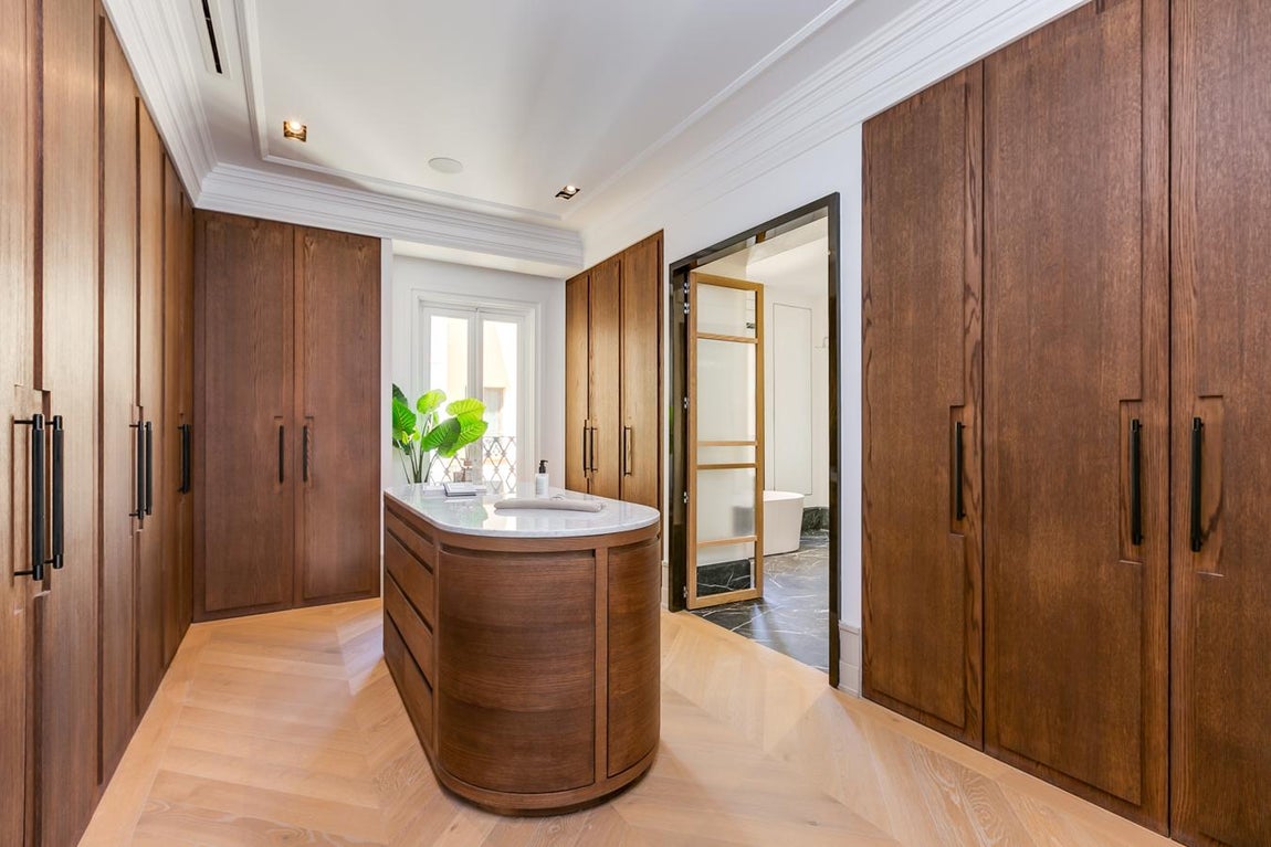 Las puertas de este lujoso piso de Serrano, se abren para recibir a su nuevo propietario. No falta tampoco en la suite principal un vestidor con gran espacio de almacenaje gracias a los grandes armarios y la isla central.
