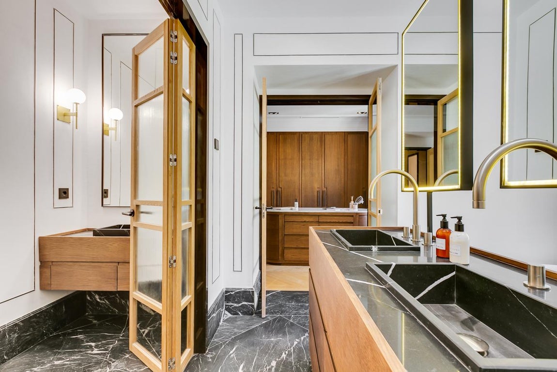 Las puertas de este lujoso piso de Serrano, se abren para recibir a su nuevo propietario. También posee un tocador realizado en madera de estilo setentero con una iluminación muy cuidada.