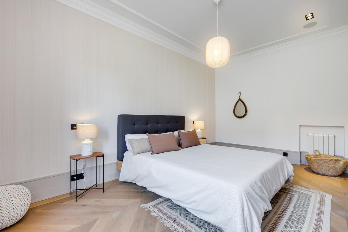 Las puertas de este lujoso piso de Serrano, se abren para recibir a su nuevo propietario. Cada detalle está pensado para el máximo confort sin renunciar al buen gusto.