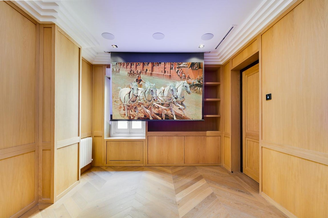 Las puertas de este lujoso piso de Serrano, se abren para recibir a su nuevo propietario. Dispone tambiénde una biblioteca o sala polivalente, muy útil para quienes buscan un ambiente de estudio o trabajo en casa con todas las comodidades.