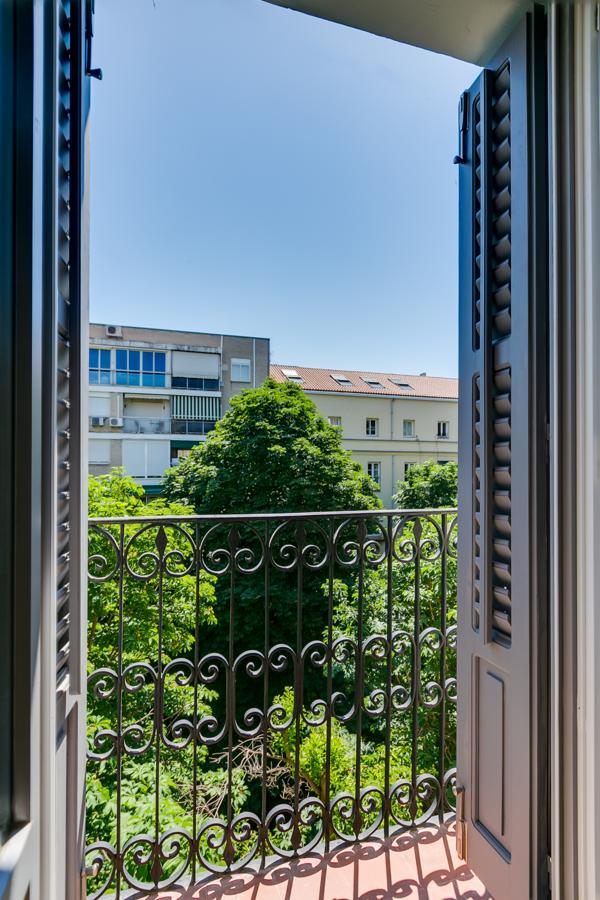 Las puertas de este lujoso piso de Serrano, se abren para recibir a su nuevo propietario. Cuenta con cuatro balcones con vidrios de seguridad e insonorizados a la Calle Serrano, frente a la Biblioteca Nacional y Museo Arqueológico de Madrid.