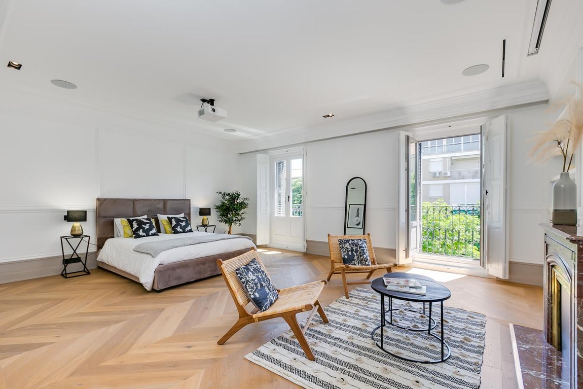 Las puertas de este lujoso piso de Serrano, se abren para recibir a su nuevo propietario. La vivienda tiene 3 habitaciones dobles, dos de ellas son tipo suite con vestidor y baño integrado. También tiene una habitación de servicio con su respectivo baños y un aseso de cortesía. En total tiene 4 dormitorios, 4 baños y aseo.