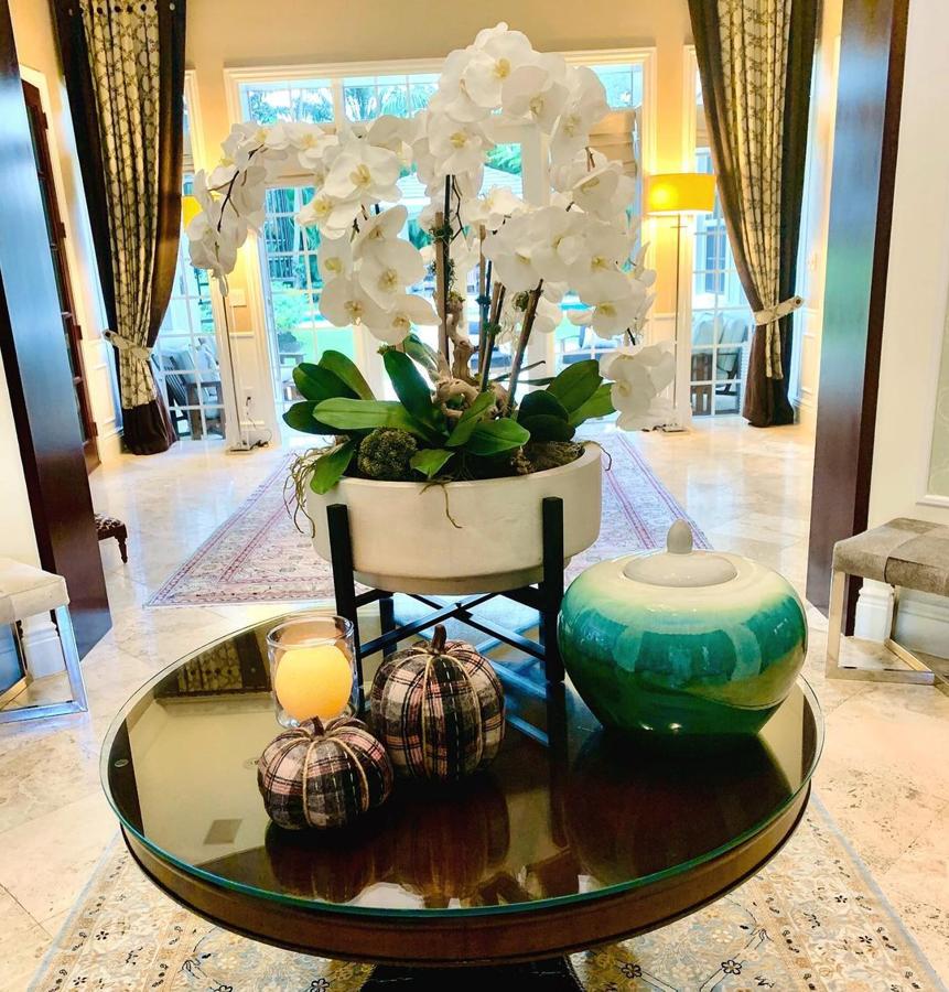 La lujosa mansión de Chábeli Iglesias en Miami. Las flores y jarrones son otro de los elementos decorativos predominantes que confieren a la casa un acabado muy confortable.