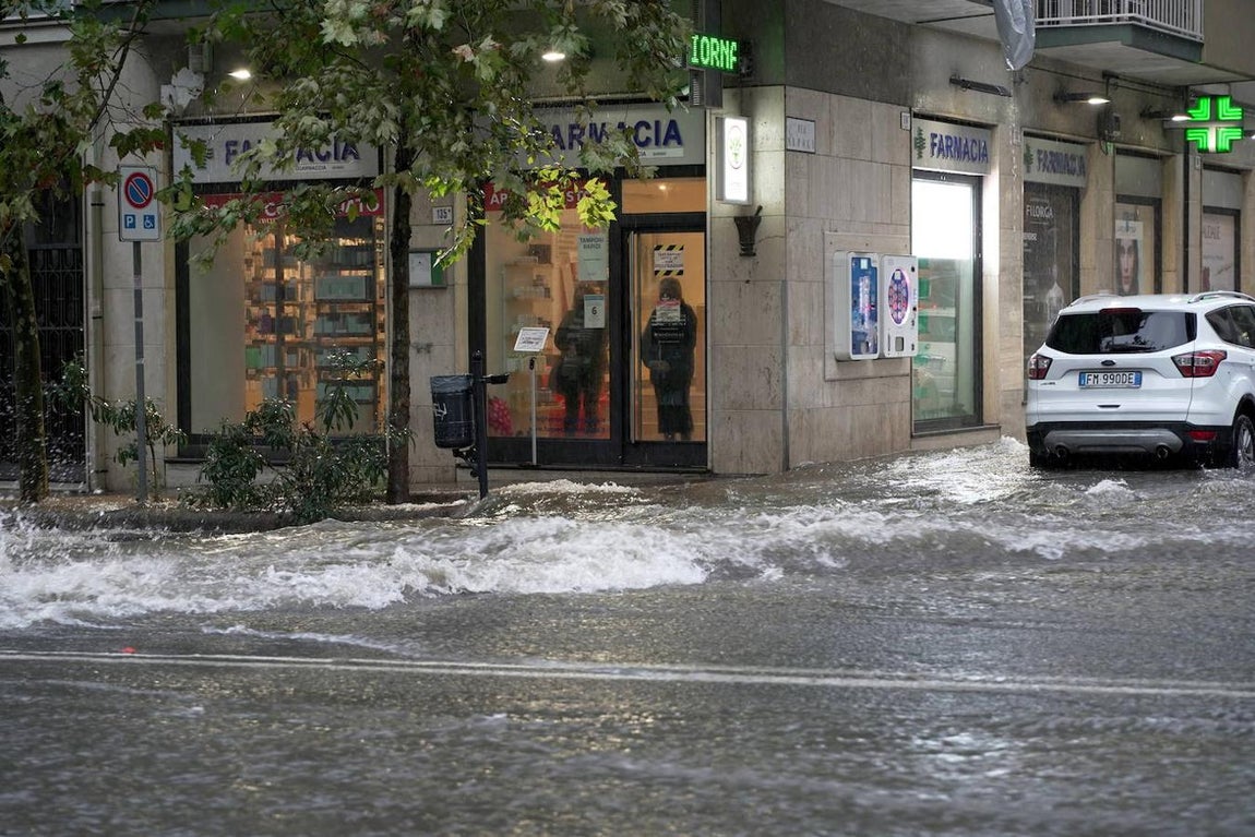 El sitio meteorológico italiano Ilmeteo.it dijo que varias partes de Sicilia y la región de Calabria están viéndose afectadas por un poco frecuente ciclón tropical conocido como medicane, y que el mar se encuentra 8 grados más caliente que el promedio para esta época del año. 