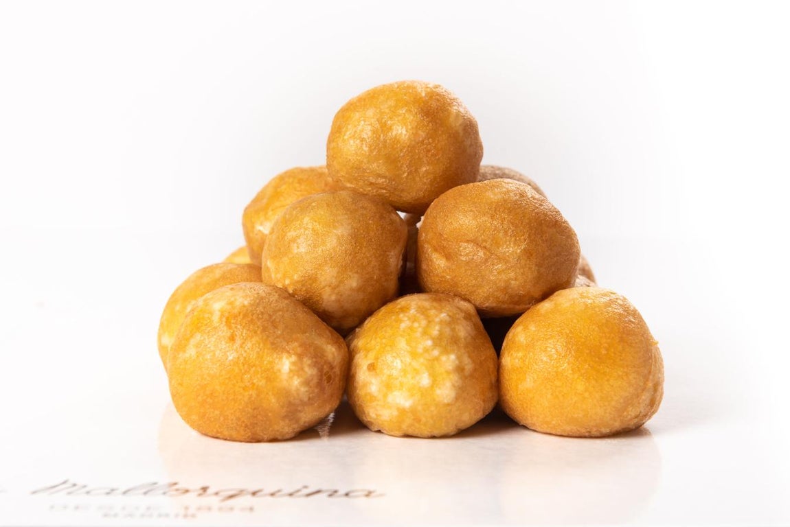 Buñuelos de La Mallorquina. El obrador de la pastelería madrileña incorpora estos días algunos de los dulces más tradicionales con motivo de la festividad de Todos los Santos. Se trata tanto de los Buñuelos de viento como de los Huesos de Santo. Como novedad, la pastelería incorpora en su carta el Buñuelo de Avellana y ofrece una selección de los sabores más clásicos como Nata; Crema, Chocolate y otros cadavez más demandados como Café; Cabello de Ángel o Dulce de Leche. Además, ambas opciones están disponibles en la nuevapastelería de La Mallorquina en la Glorieta de Quevedo, en el barrio de Chamberí; en Puerta del Sol, 8 y Velázquez 39, así como en su tienda online. Precio:16€ / 1/2 kilo