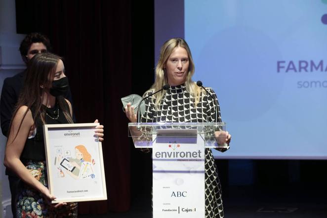 Mercedes Sanz pronuncia unas palabras tras recoger uno de los premios en representación de Farmaciasdirect.com