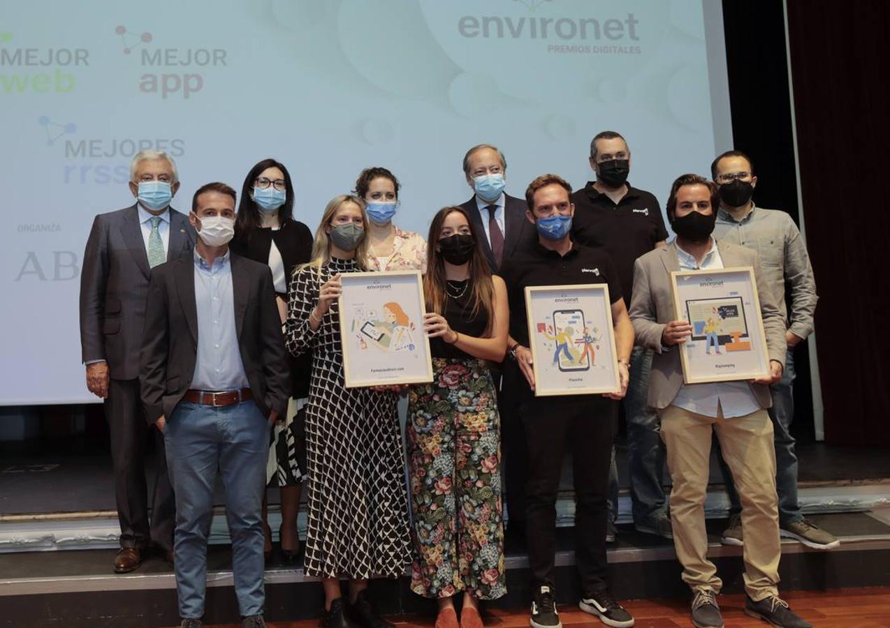 Imagen de los premiados junto a representantes de ABC, patrocinadores y colaboradores de los premios Environet