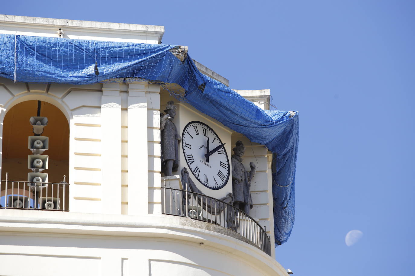 El imágenes, el reloj de las Tendillas de Córdoba, averiado