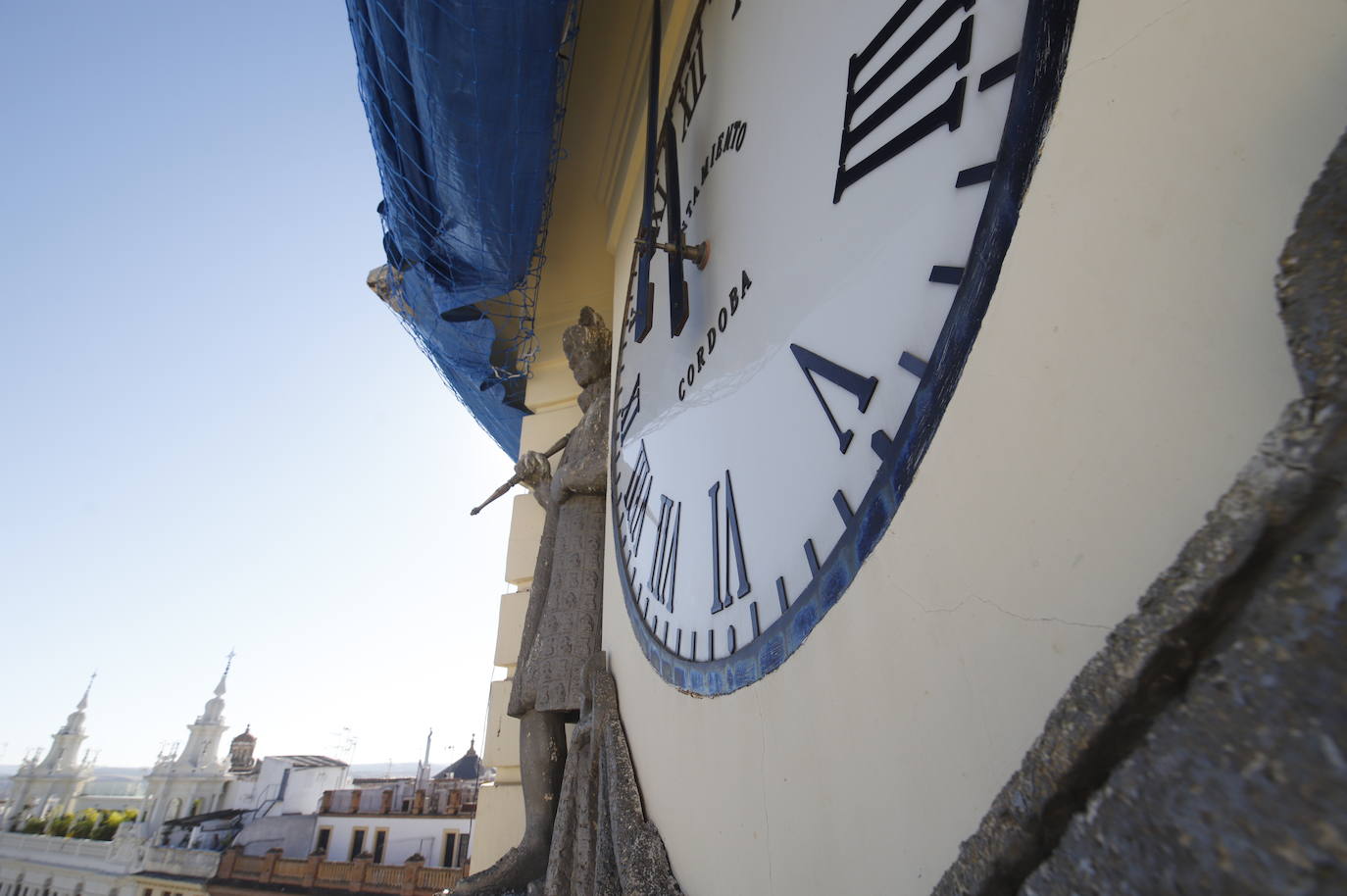 El imágenes, el reloj de las Tendillas de Córdoba, averiado