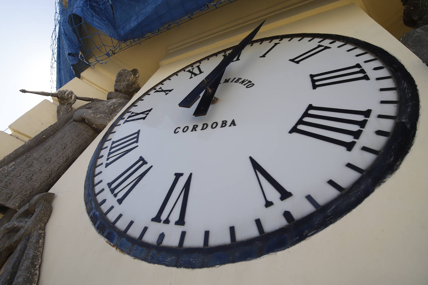 El imágenes, el reloj de las Tendillas de Córdoba, averiado