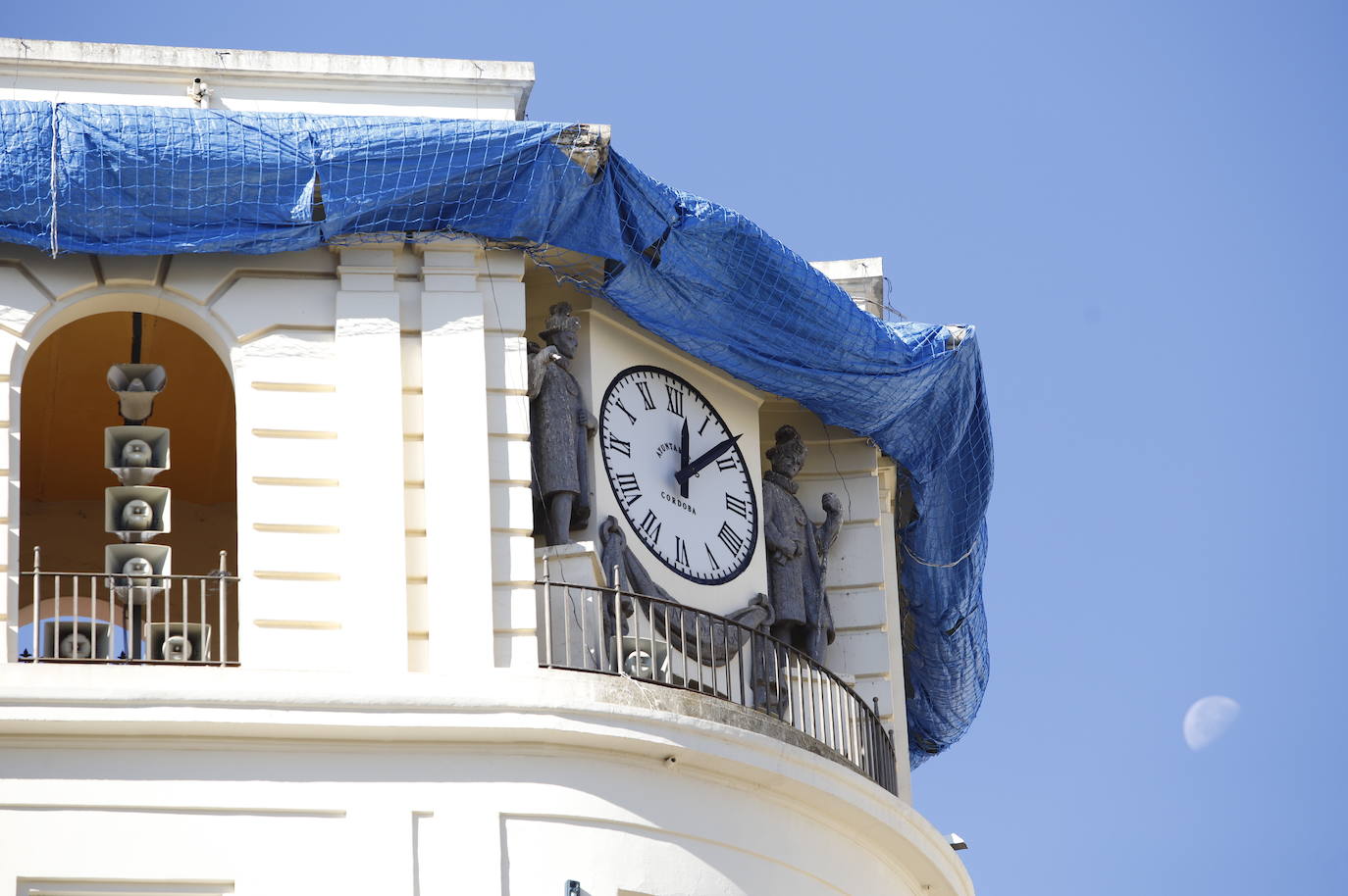 El imágenes, el reloj de las Tendillas de Córdoba, averiado