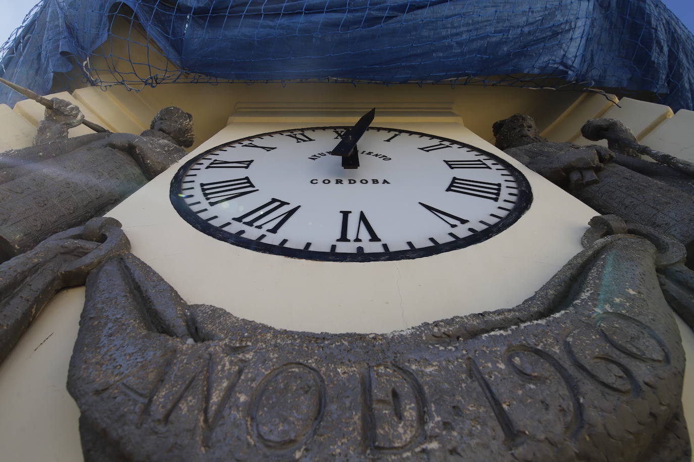 El imágenes, el reloj de las Tendillas de Córdoba, averiado