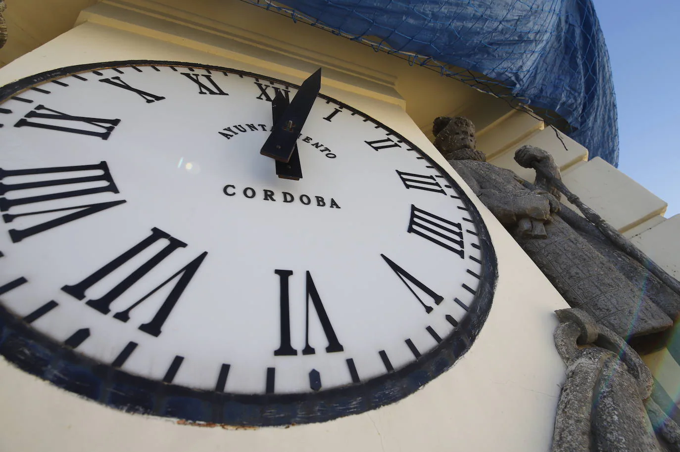 El imágenes, el reloj de las Tendillas de Córdoba, averiado