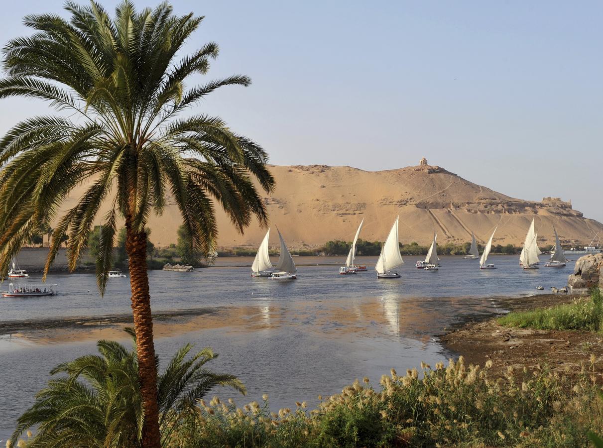 Egipto. Egipto es uno de esos destinos para visitar, al menos, una vez en la vida. Además, en 2022 se celebra el 100º aniversario del descubrimiento de la tumba de Tutankamón, por lo que el país está preparando diferentes espacios y actividades para celebrarlo. Visitar las pirámides de Giza, una de las siete maravillas del mundo moderno y la única del mundo antiguo que sigue existiendo, es su principal atractivo. Tras esto hay que acercarse al templo de Luxor, al Valle de los Reyes, el gran templo de Karnak, el de Hatshepsut y Abu Simel. Lo mejor para descubrir todos sus templos y puntos estratégicos es realizar un crucero por el Nilo, así como montar en globo para obtener la panorámica completa desde las alturas. No hay que olvidarse, tampoco, de recorrer las calles y mercados de su capital, El Cairo.