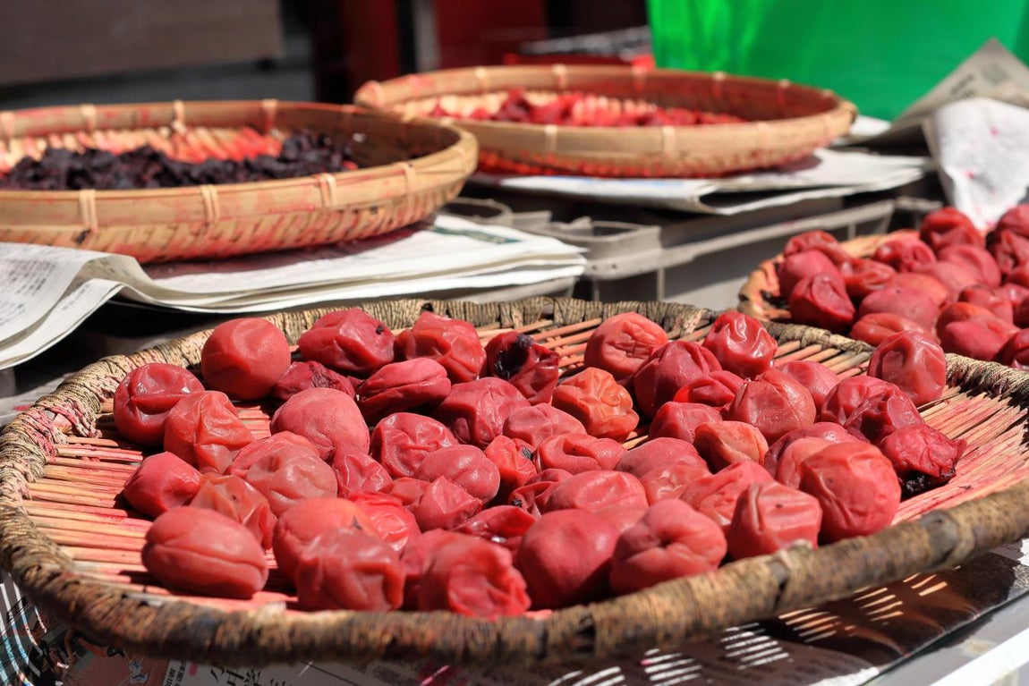 Umebochi. Seguramente te recuerdan a las ciruelas, ¿verdad? En efecto, se trata de una variedad de ciruela que se utiliza mucho en Oriente, principalmente en Japón, y se utiliza para elaborar salsas muy sabrosas. Estas ciruelas son ricas en ácido cítrico, calcio, magnesio, potasio, hieero y fósforo.