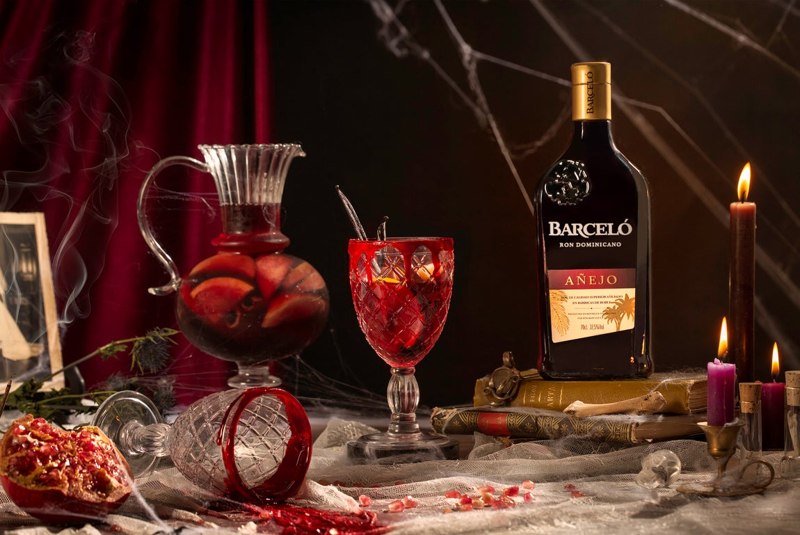 La sangría vampírica de Ron Barceló. Para quienes desean celebrar Halloween de una forma especial y dar un capricho al paladar, Ron Barceló propone a todos los ‘Hijos de la Noche’ que reúnan a sus clanes y disfruten de su ‘Barceló Sangría Roja’, un sangriento cóctel ideal para saciar la sed en la noche de las sombras. Ana Suárez, Brand Ambassador de Ron Barceló, hace su reinterpretación de la tradicional sangría y darle así un sabor más vampírico. Para elaborarlo será necesaria una copita de ron Barceló y otra de vino tinto, una taza de zumo de naranja, una manzana, una naranja de sangre (o sanguina), semillas de granada, vainilla y canela. A continuación se corta y pela la fruta, se mezclan todos los ingredientes en una jarra con mucho hielo, ¡y a disfrutar!