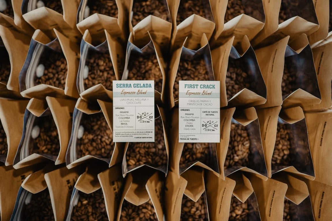 Un café que reviviría al mismísimo Drácula de la mano de D·Origen Coffee Roasters. Para afrontar la noche más terrorífica del año con energía no está de más un buen café, y en eso en D·Origen Coffee Roasters son expertos. Cuentan con una decena de cafés de diferentes orígenes a través de las cuales las que los amantes del café podrán saborear esos pequeños matices que convierten cada grano en una joya única. Desde el Barú Black Mountain (Panamá), el Chelchele o el Shantawene (Etiopía), el Microlote #7 y el Descafeinado (Brasil) o El Manzano (El Salvador), el Gasharu (Ruanda) o el Kimama (Kenia). Una explosión de sabores que se adaptan a todos los olfatos y paladares y que este Halloween promete revivir hasta al mismísimo Drácula.
