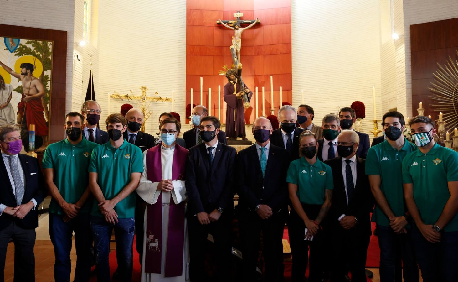 Ofrenda floral del Betis al Gran Poder en la parroquia de la Candelaria, en imágenes