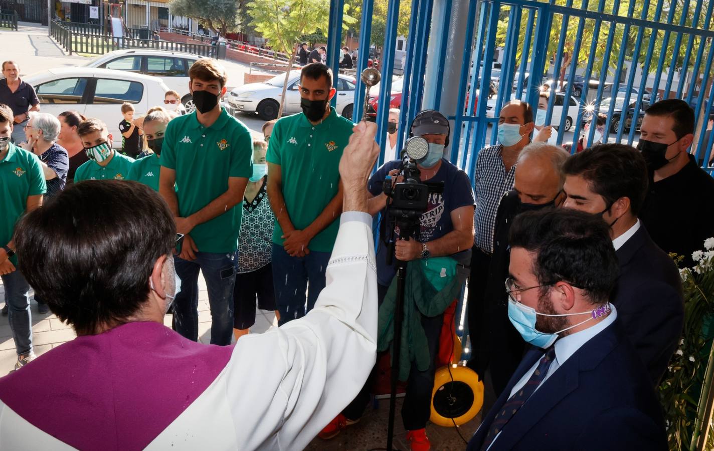 Ofrenda floral del Betis al Gran Poder en la parroquia de la Candelaria, en imágenes