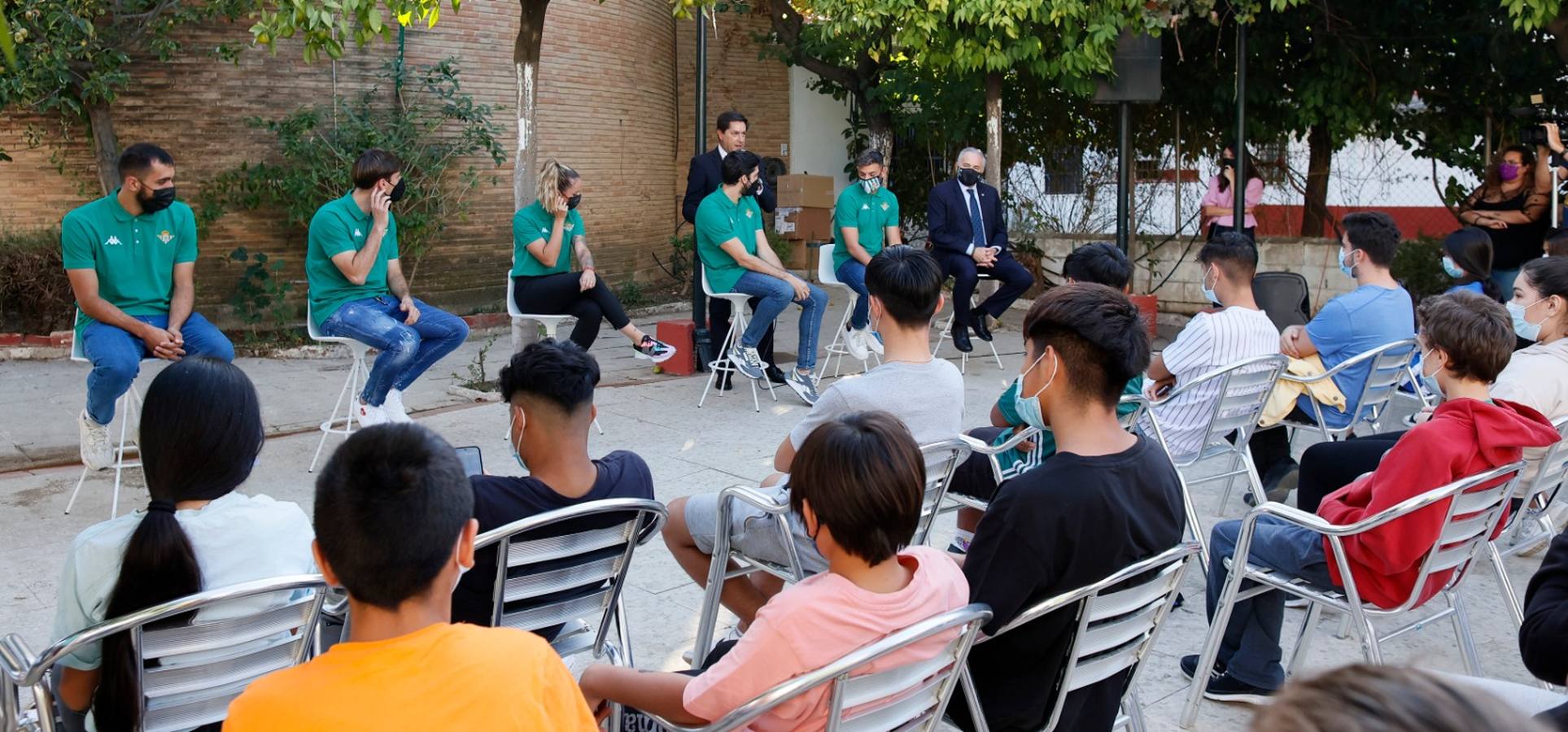 Ofrenda floral del Betis al Gran Poder en la parroquia de la Candelaria, en imágenes