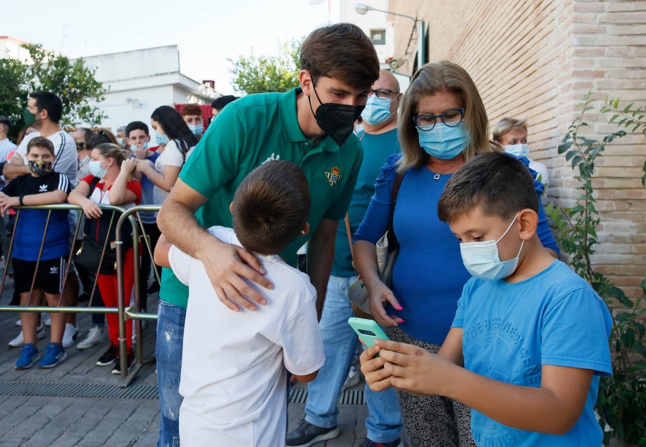 Ofrenda floral del Betis al Gran Poder en la parroquia de la Candelaria, en imágenes