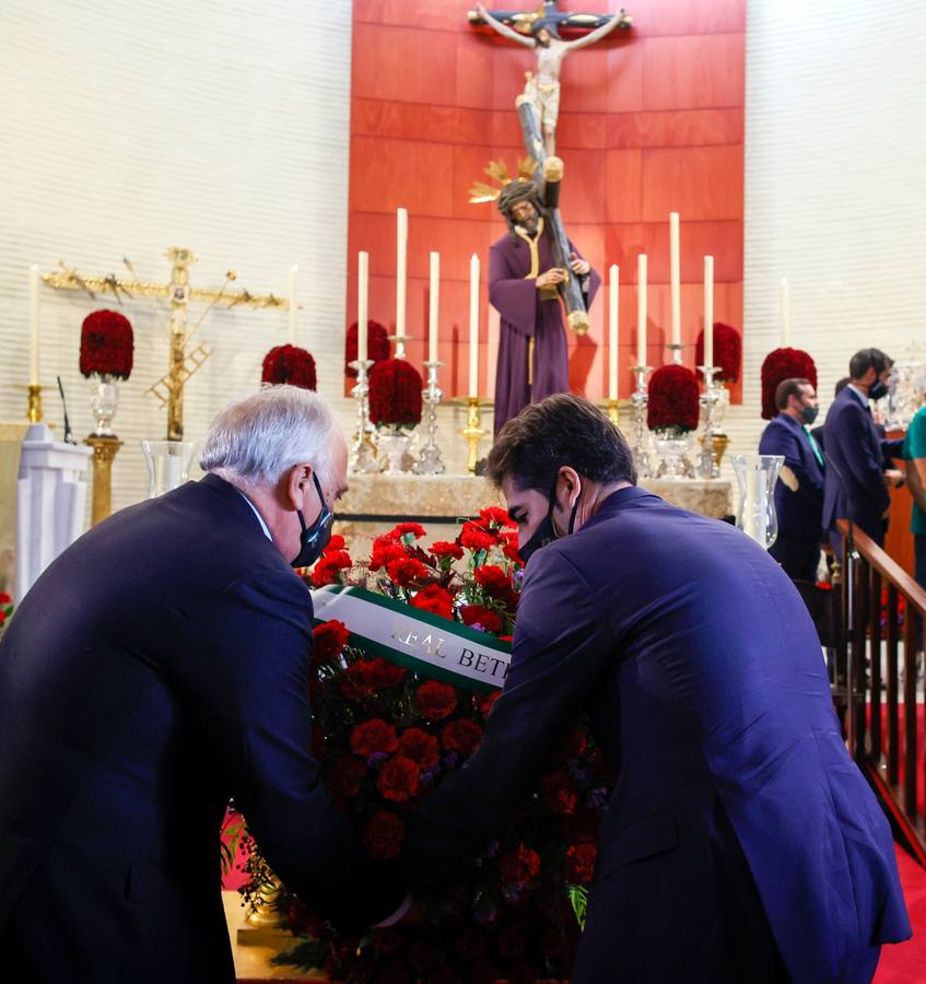 Ofrenda floral del Betis al Gran Poder en la parroquia de la Candelaria, en imágenes