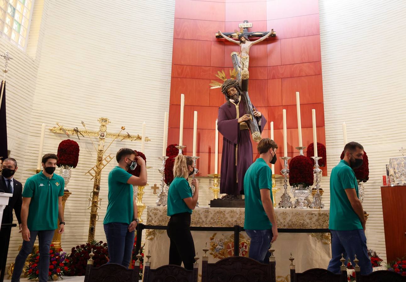 Ofrenda floral del Betis al Gran Poder en la parroquia de la Candelaria, en imágenes